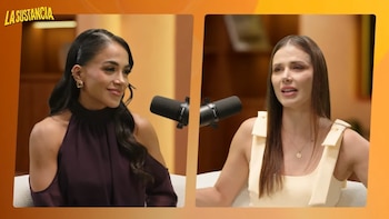 Dos mujeres en un estudio de podcast, divididas por un marco. Una sonríe, vestida de morado; la otra habla, vestida de amarillo. Hay micrófonos