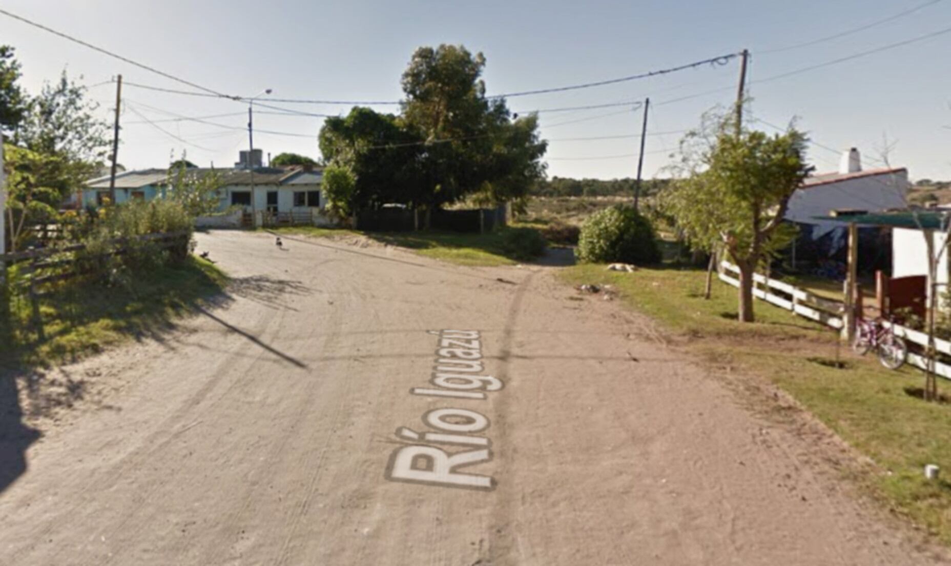 Patrullero policial en el lugar de un hecho de violencia vecinal