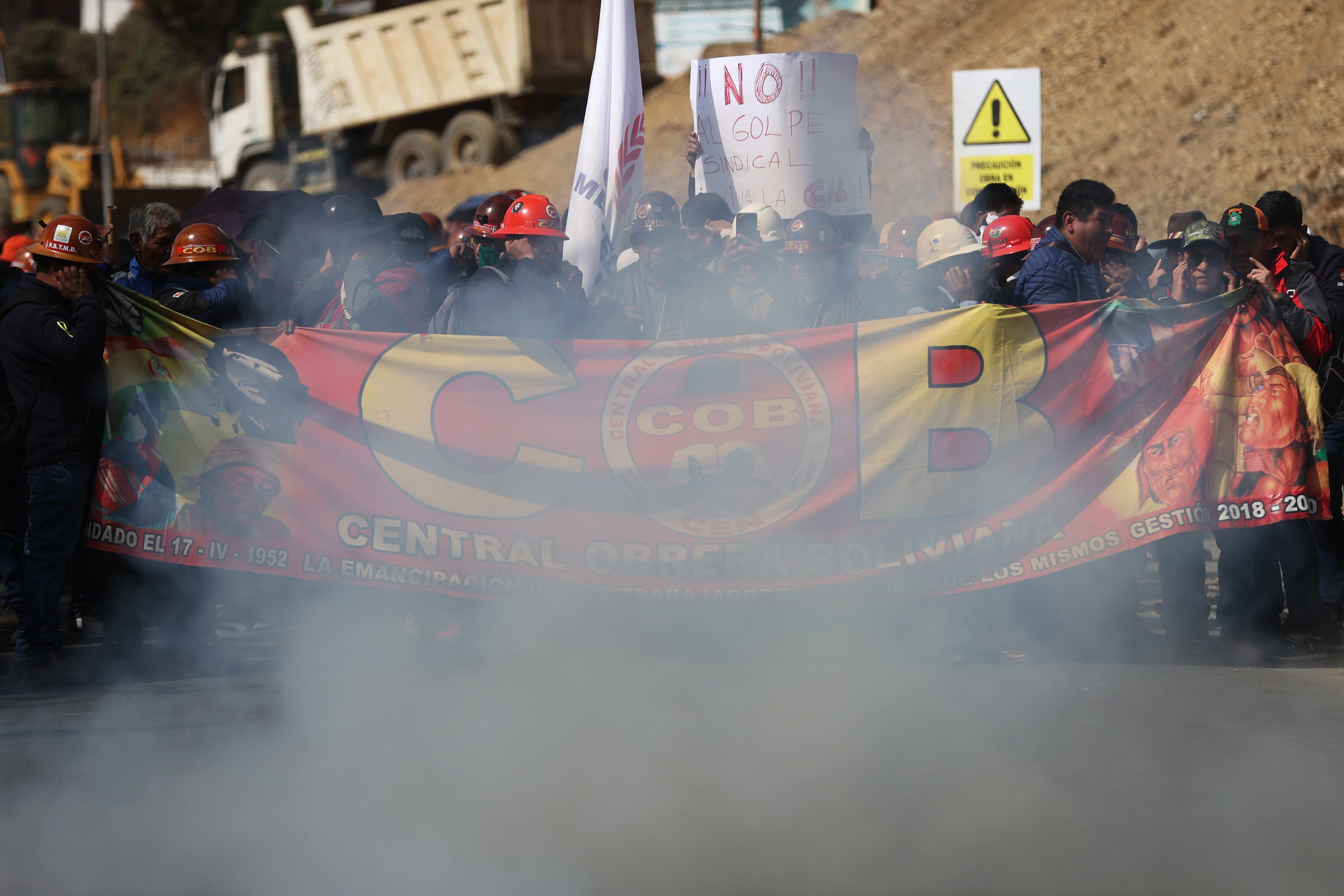 Funcionarios de la Central Obrera de Bolivia (COB) participan en una marcha este martes, en la ciudad de La Paz (Bolivia) (EFE/ Luis Gandarillas)