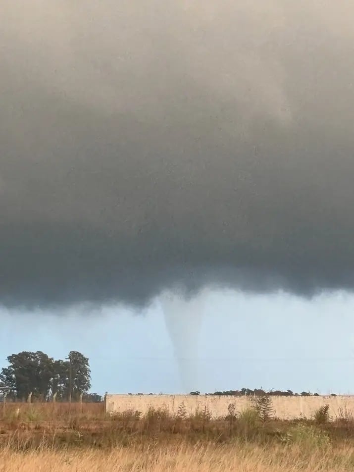 Así se vio el fenómeno en plena zona rural de Las Flores (X: @Leonard00072356)