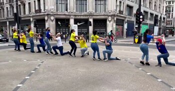 Colombianos bailan a ritmo del