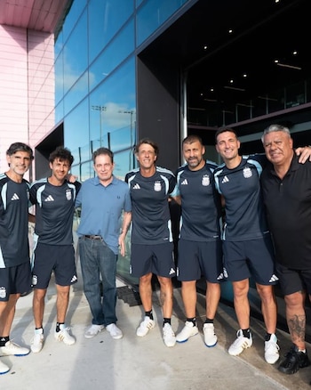 Andrés Calamaro en el entrenamiento de la selección argentina