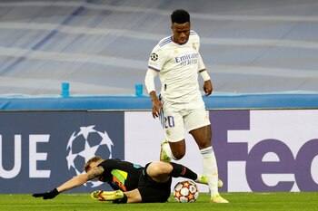 Vinicius Junior (d) controla el