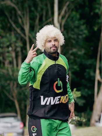 Edwin Cardona se vistió como vendedor de Vive 100 para celebrar Halloween - crédito @nacionaloficial/ Instagram