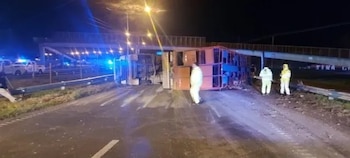 El chofer Alexis A., de 37 años y oriundo de San Justo, perdió el control del camión Scania cerca del puente de Ayacucho y del Parque Regional Sur