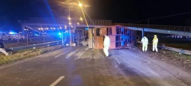 El chofer Alexis A., de 37 años y oriundo de San Justo, perdió el control del camión Scania cerca del puente de Ayacucho y del Parque Regional Sur