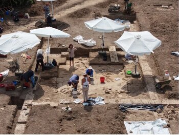 Arqueólogos griegos trabajan en el yacimiento arqueólogico de Mieza, en el norte de Grecia, en la que el filósofo griego Aristóteles educó hace más de 2.300 años al joven Alejandro Magno. EFE/Ministerio de Cultura de Grecia