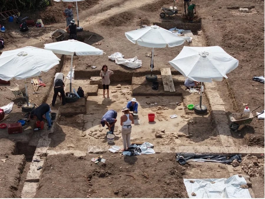 Arqueólogos griegos trabajan en el yacimiento arqueólogico de Mieza, en el norte de Grecia, en la que el filósofo griego Aristóteles educó hace más de 2.300 años al joven Alejandro Magno. EFE/Ministerio de Cultura de Grecia