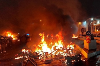 Una comisaría es incendiada durante