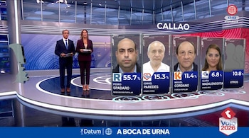 Dos presentadores en un estudio de televisión junto a un gráfico interactivo con imágenes y porcentajes de candidatos electorales