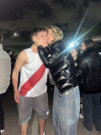 Natalia Graciano abraza con cariño