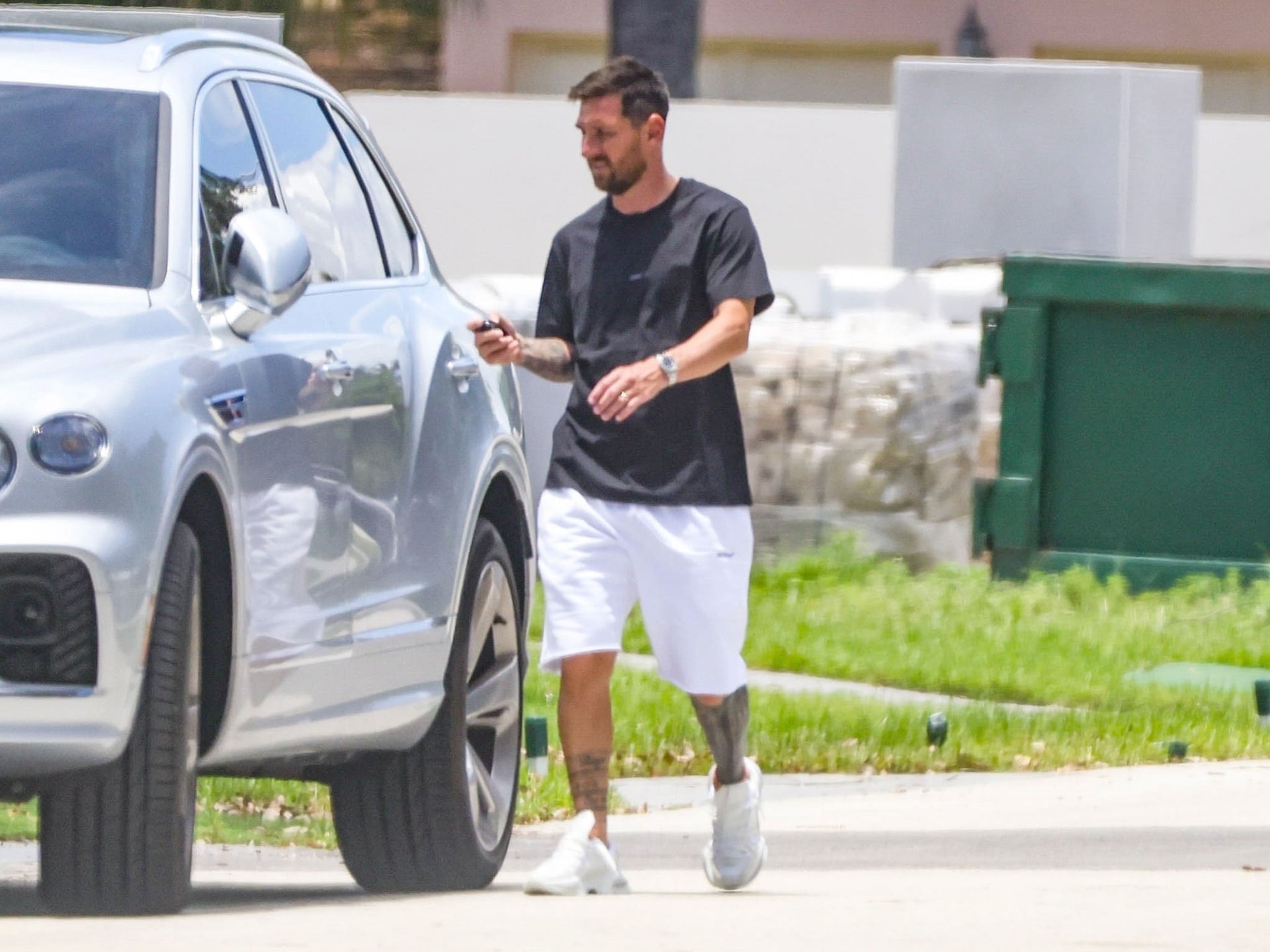 Los tonos neutros sostienen una estética funcional y versátil en los looks cotidianos de Lionel Messi (Backgrid/The Grosby Group)