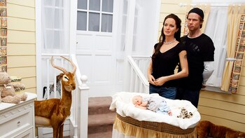 Shiloh recién nacida junto a