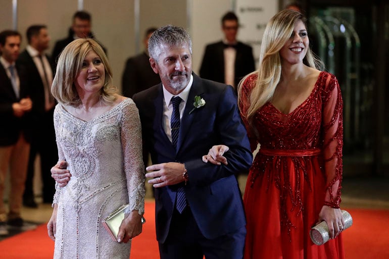 Celia María Cuccittini, Jorge Messi y María Sol Messi posan en la alfombra roja durante la boda de Lionel Messi y Antonela Roccuzzo en Rosario, Argentina, el 30 de junio de 2017. (AP Photo/Victor R. Caivano)