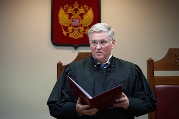 El juez Vyacheslav Kirillov lee el fallo que declara extremista a Memorial en Moscú este jueves. La designación convierte en delito penal cualquier forma de colaboración con la organización. (AP/Alexander Zemlianichenko)