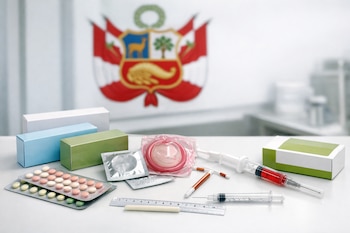Pastillas anticonceptivas, preservativos, implante subdérmico, DIU, jeringa, cajas y regla en una mesa. Escudo del Ministerio de Salud de Perú al fondo.