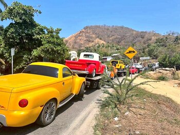 Cada grúa llevaba transportaba dos