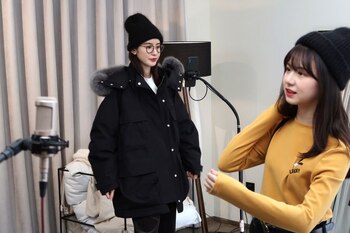 La influencer china y diseñadora de moda, Zhang Dayi, revisa conmentarios de sus seguidores en un teléfono (Foto: REUTERS)