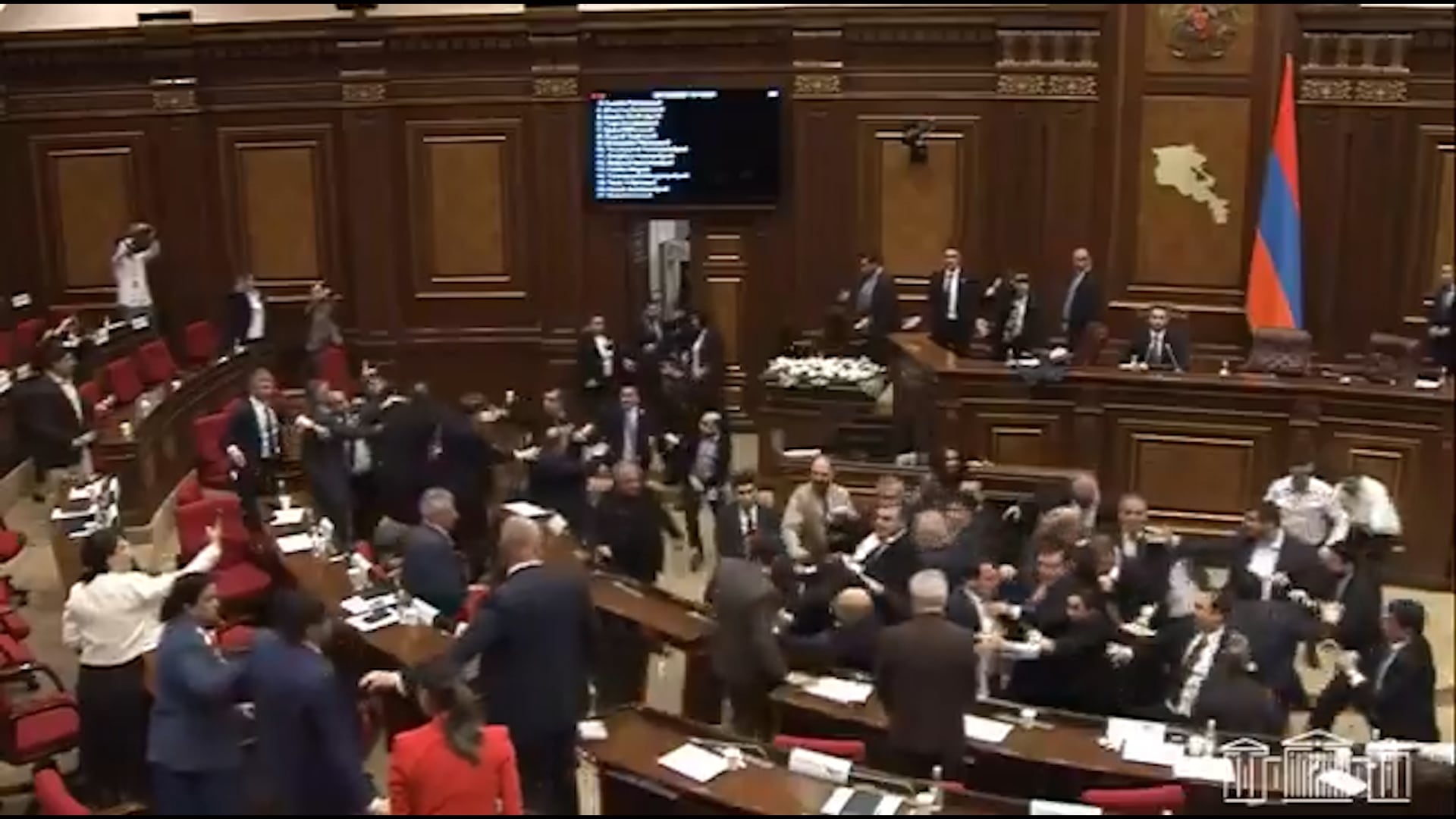 Una fuerte pelea entre diputados oficialistas y opositores interrumpió la sesión del Parlamento de Armenia