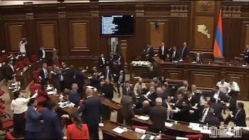 Una fuerte pelea entre diputados oficialistas y opositores interrumpió la sesión del Parlamento de Armenia