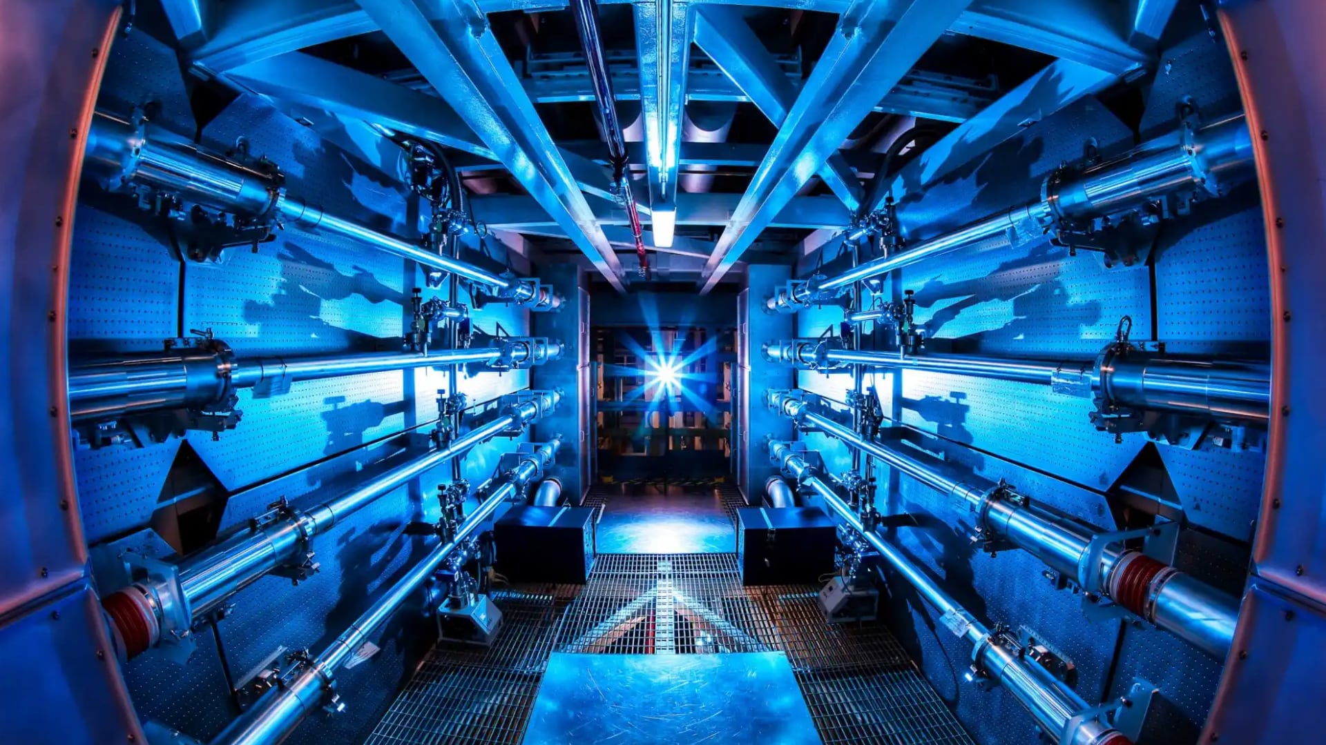 El reactor usa dos láseres principales. Uno se divide en múltiples haces que golpean el combustible en forma de anillos concéntricos. (Damien Jemison/LLNL)