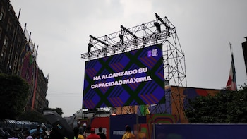 El Zócalo capitalino alcanzó su capacidad máxima durante la transmisión del partido México vs Inglaterra.