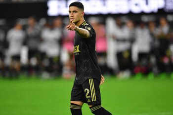 Con la camiseta de los