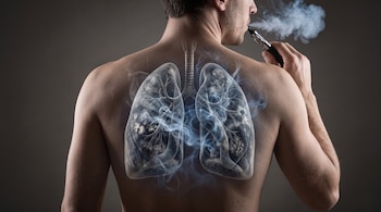 Hombre de espaldas vapeando con un cigarrillo electrónico; los pulmones transparentes dentro del torso muestran humo o vapor en su interior.