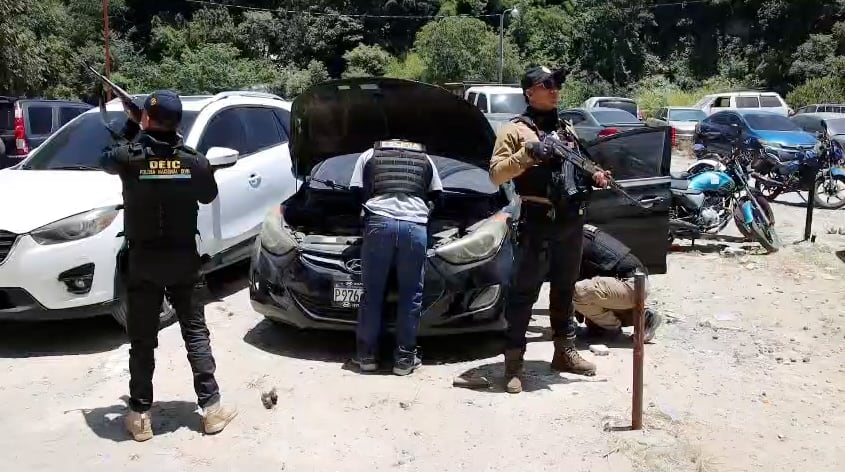 La Policía Nacional Civil sostuvo que el predio municipal de Los Cerritos habría sido usado por la Mara Salvatrucha para ocultar autos robados y trasladar armas o droga. (PNC de Guatemala)