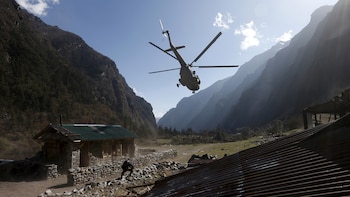 Inflar las facturas, provocar la enfermedad y acusados a la fuga: todo lo que se sabe del fraude millonario de los rescates falsos en el Himalaya