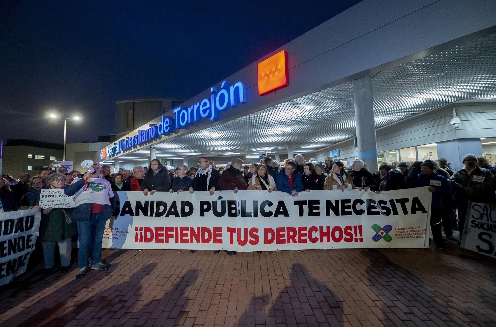 (Foto de ARCHIVO)
Manifestantes durante una concentración ante el Hospital de Torrejón, a 12 de diciembre de 2025, en Torrejón de Ardoz, Madrid (España). (Alberto Ortega / Europa Press)