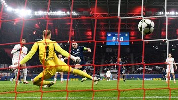 El Aston Villa se repone del error del Dibu Martínez y vence al RB Leipzig para soñar con los octavos de final de la Champions League