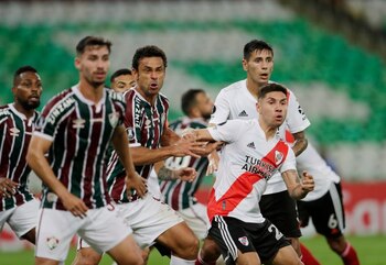 Fútbol - Copa Libertadores - Grupo D - Fluminense v River Plate - Maracaná, Río de Janeiro, Brasil - 22 de abril de 2021. Fred, del Fluminense, en acción con Enzo Pérez del River Plate. Pool via REUTERS/Silvia Izquierdo - HP1EH4M1TKBSV
