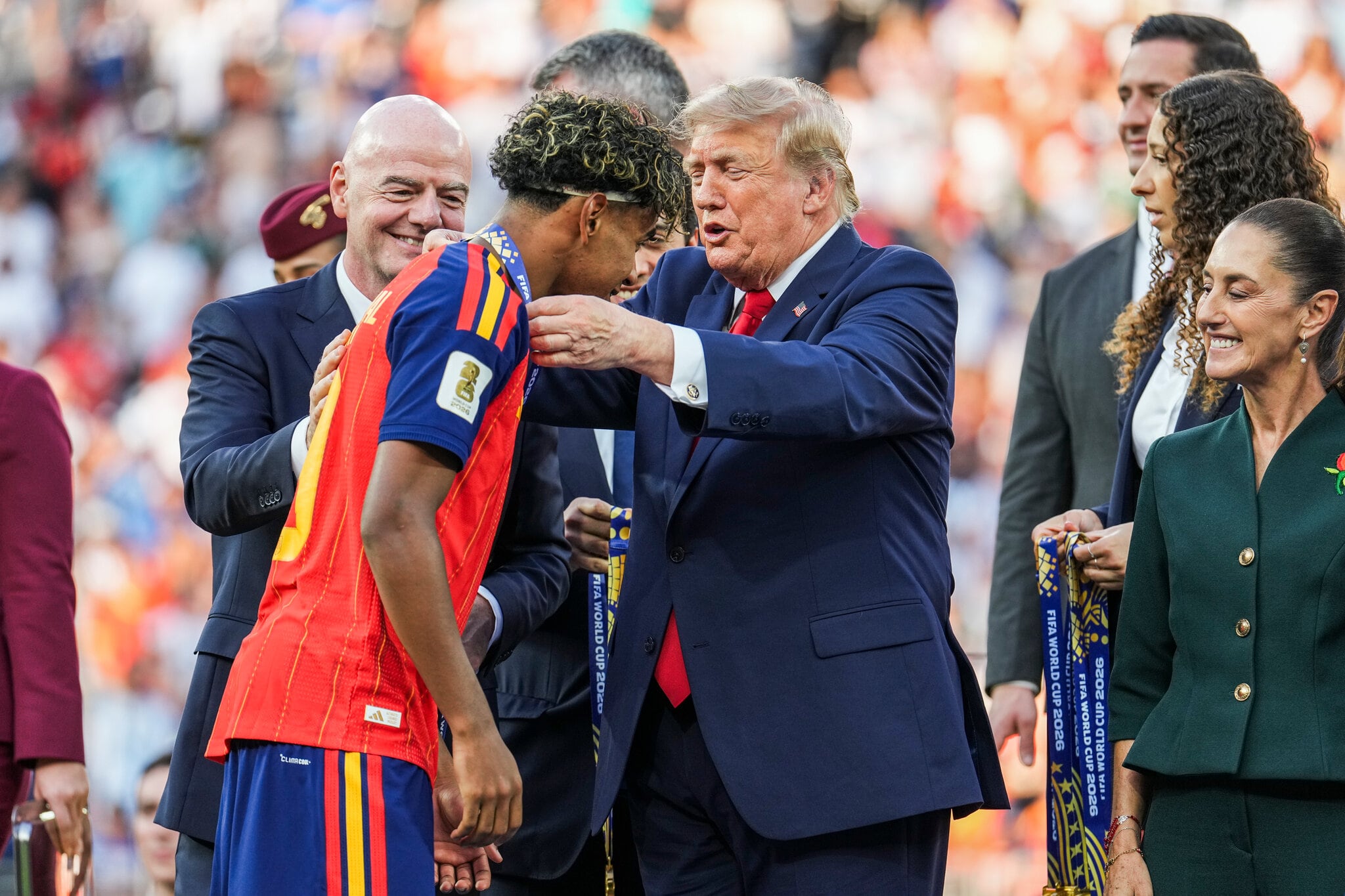 Trump cede en sus ataques a España al entregar el trofeo de la Copa Mundial a su selección
