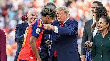Trump cede en sus ataques a España al entregar el trofeo de la Copa Mundial a su selección