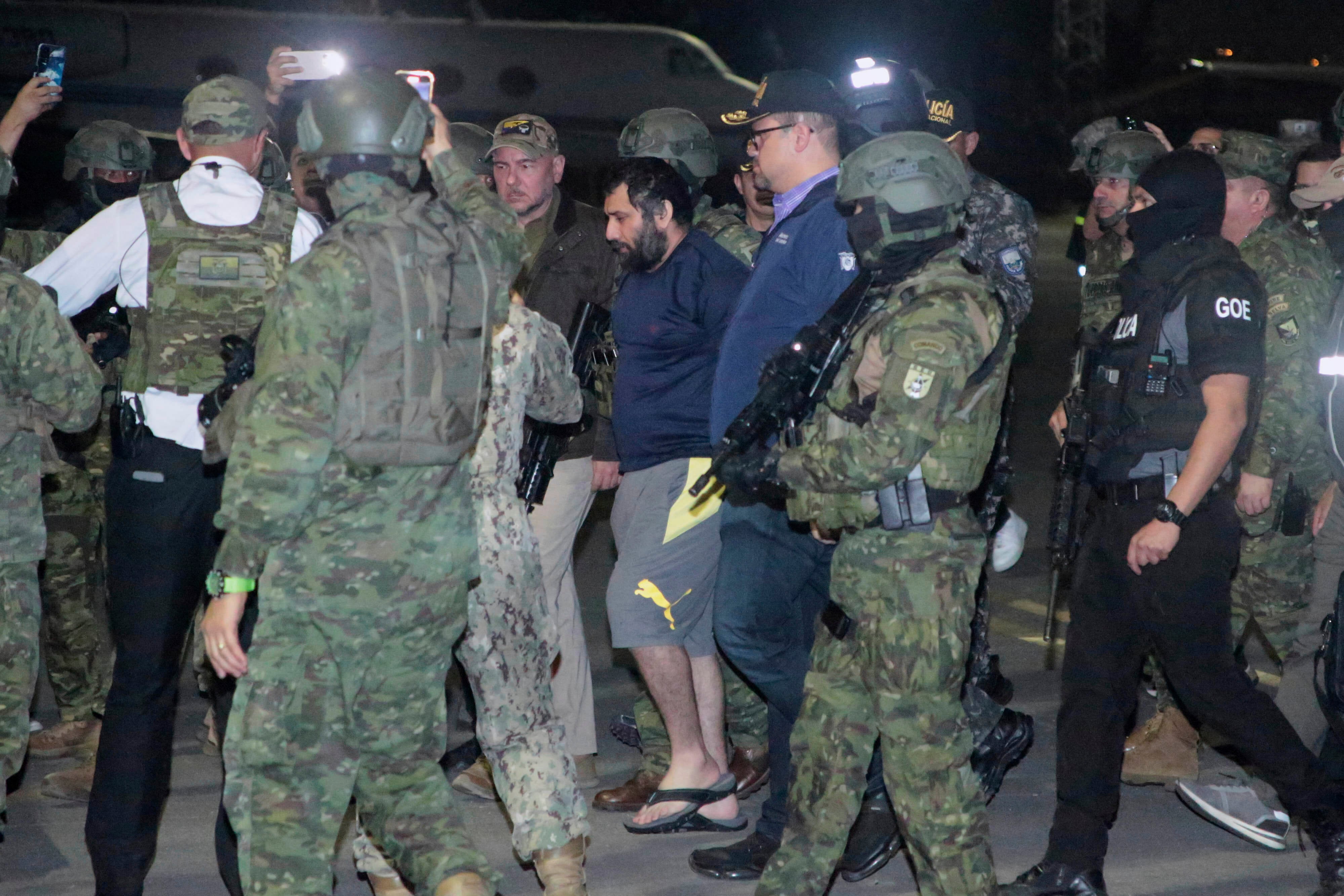 Escoltado por soldados y policías, Adolfo