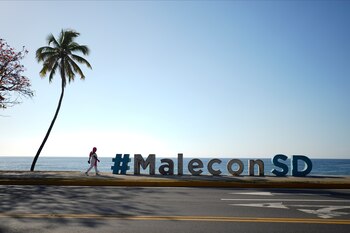 Una persona camina a lo