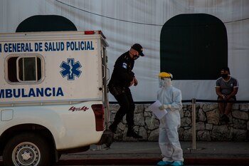 Un policía es trasladado por