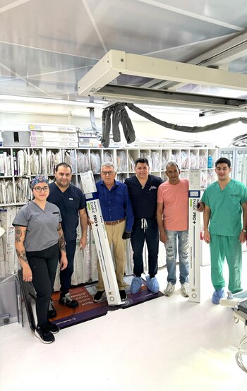 El Dr. Pastor junto a