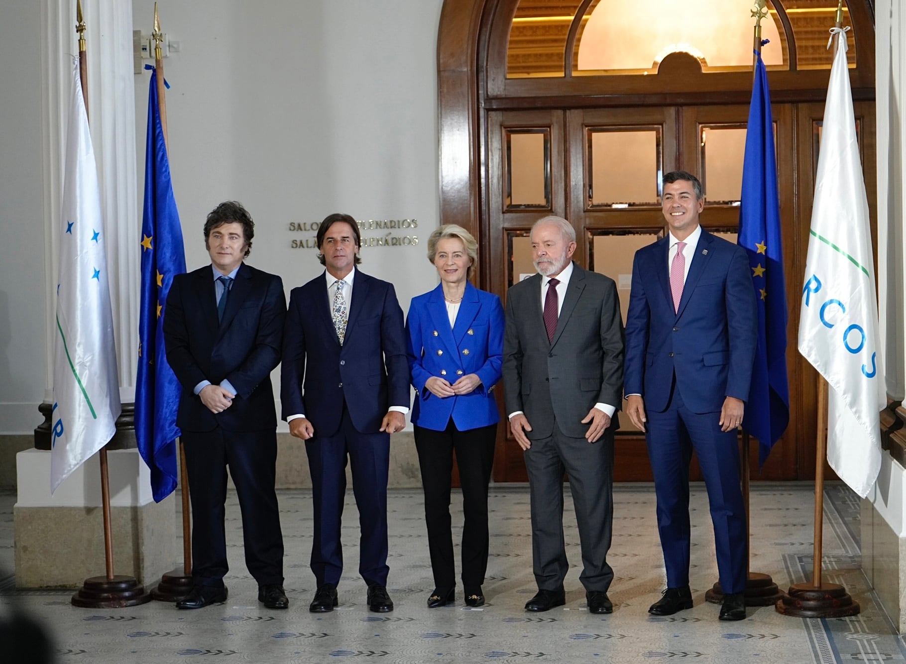 Fotografía de archivo del 06 de diciembre de 2024 que muestra a los presidentes de Argentina, Javier Milei (i); Uruguay, Luis Lacalle Pou (2-i); la presidenta de la Comisión Europea, Ursula von der Leyen (c); y los presidentes de Brasil, Luiz Inácio Lula da Silva (2-d), y de Paraguay, Santiago Peña (d), posando en la sede del Mercosur, en Montevideo (Uruguay)