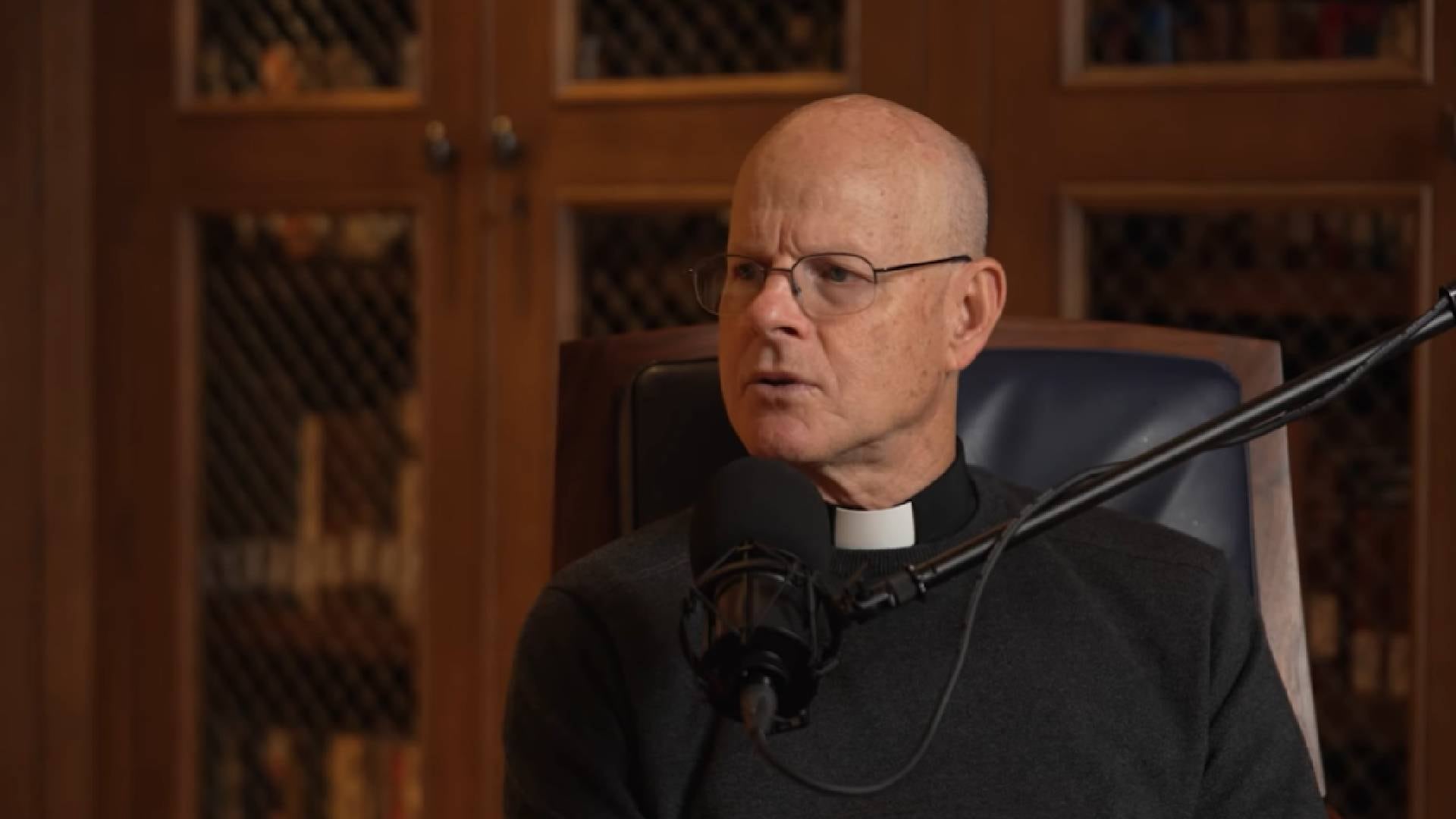 El cardenal Robert McElroy destituyó a Stephen Rossetti como exorcista de la arquidiócesis de Washington tras 19 años en el cargo por sus dichos sobre ovnis y demonios (Museum of the Bible)