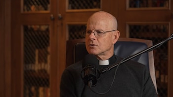 Sacerdote ofrece perspectiva profunda en entrevista