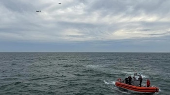 Hallaron restos del avión que volaba de Bermudas a Boston: los seis tripulantes continúan desaparecidos