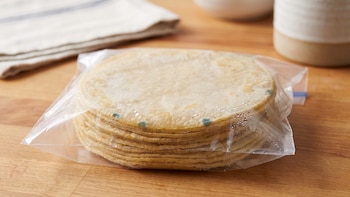 Por qué no debes almacenar tortillas en plástico: lo que dice la ciencia sobre los riesgos que pocos conocen