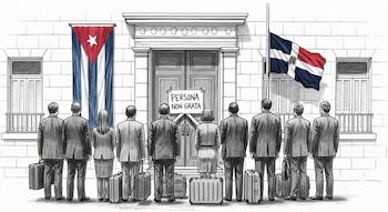 Diez personas de espaldas con maletas frente a una puerta con cartel "Persona non grata"; bandera cubana vertical y bandera dominicana a media asta.