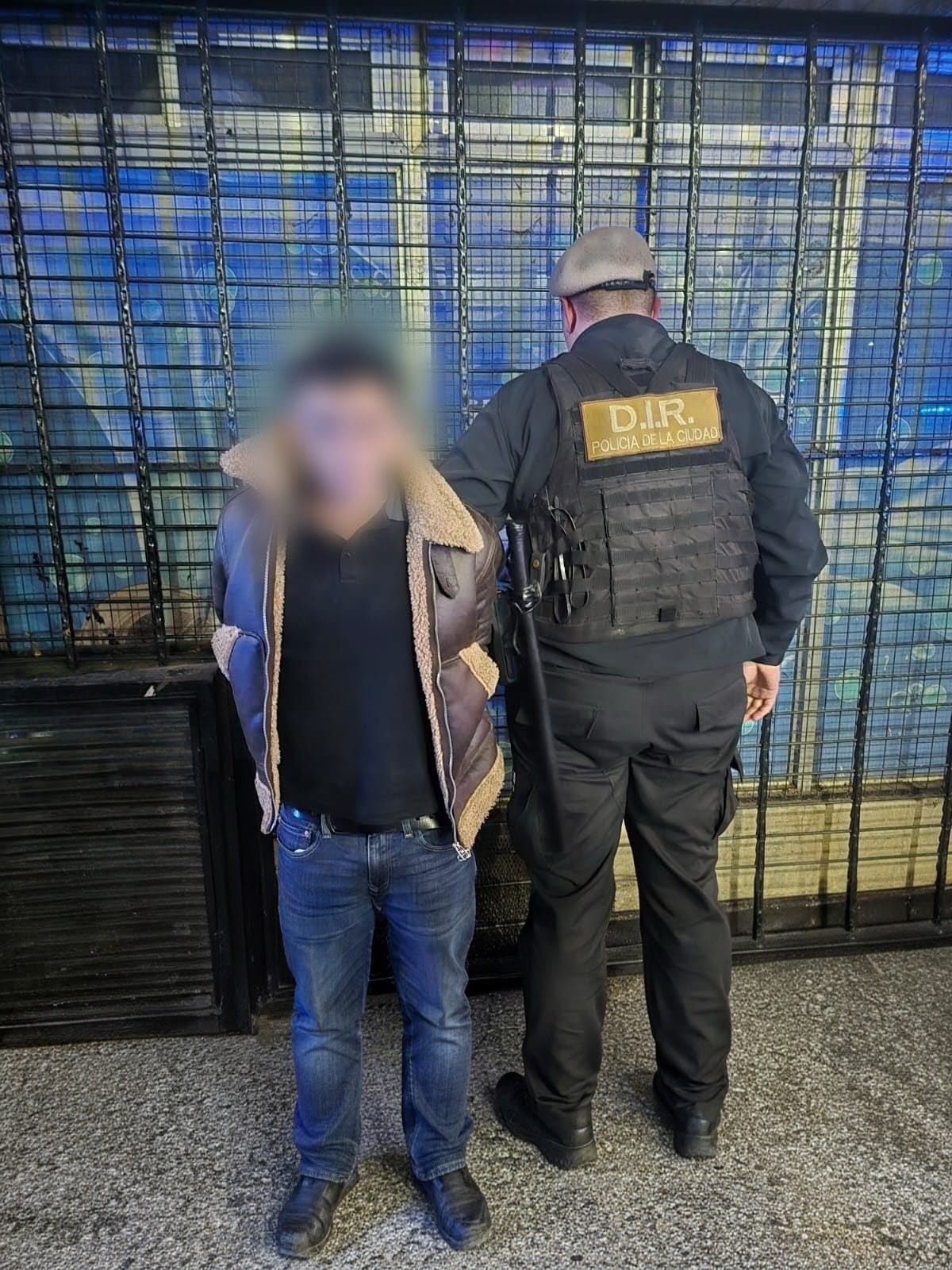 La Policía de la Ciudad detuvo a un ciudadano chileno con pedido de captura internacional por homicidio, incautando dinero y celulares.