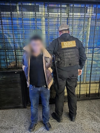 La Policía de la Ciudad detuvo a un ciudadano chileno con pedido de captura internacional por homicidio, incautando dinero y celulares.