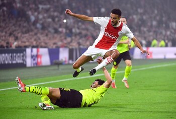 Noussair Mazraoui podría sumarse al traspaso del delantero noruego al Barcelona (REUTERS/Piroschka Van De Wouw)