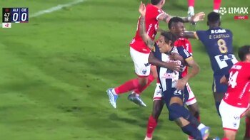 Polémico agarrón a Paolo Guerrero