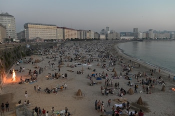 Cientos de personas se reúnen durante la Noche de San Juan, en la playa de Riazor, a 23 de junio de 2023, en A Coruña (M. Dylan - Europa Press)